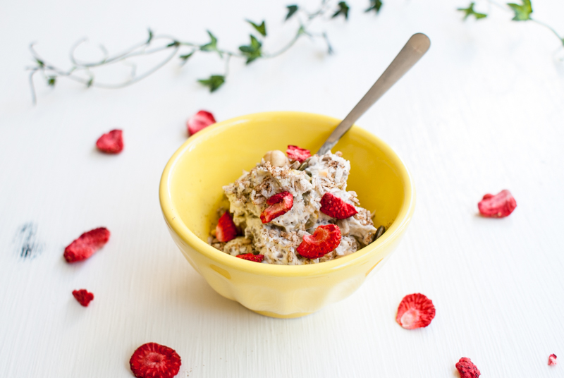 Chiapudding med passionsfrukt och torkade jordgubbar