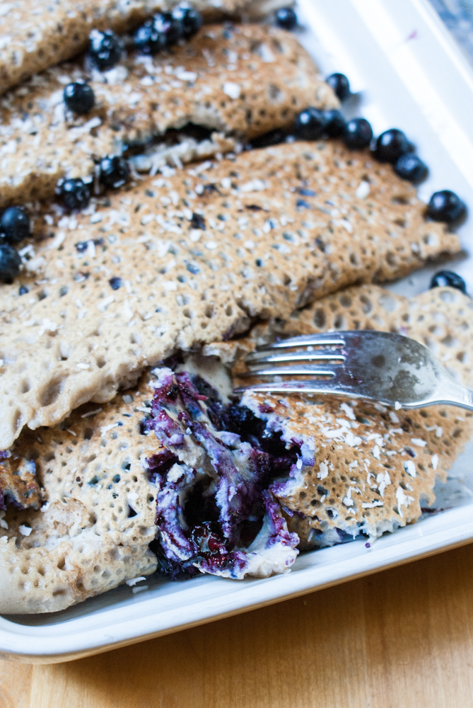 Pannkakor med färska blåbär och grädde